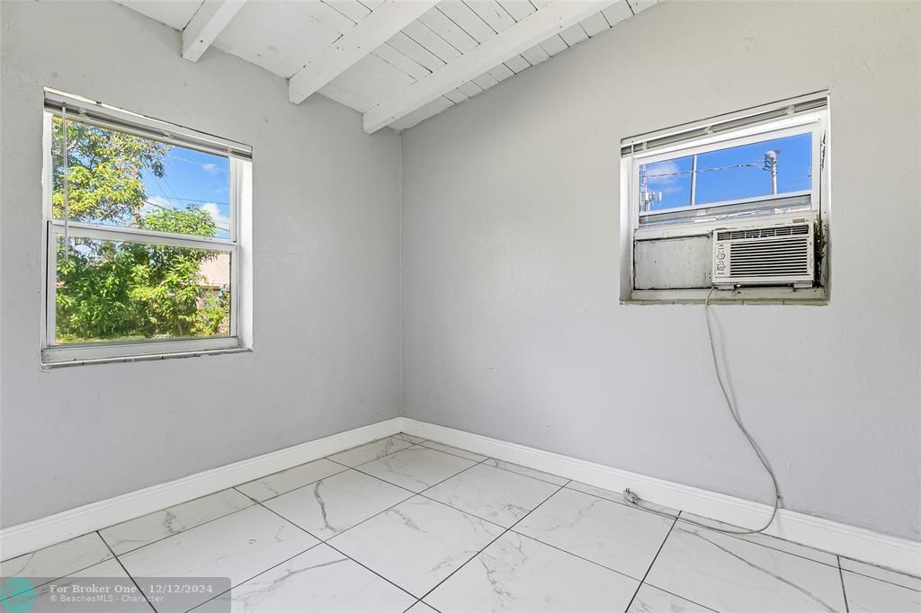 For Sale: $279,000 (2 beds, 1 baths, 614 Square Feet)