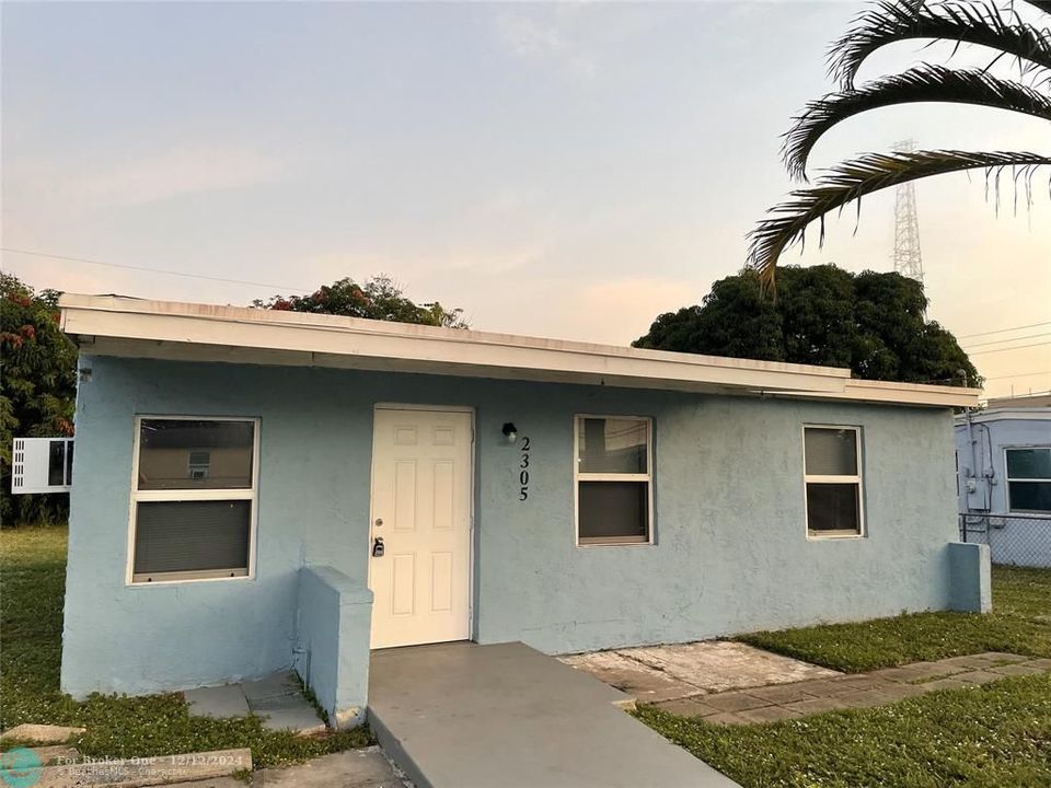 For Sale: $279,000 (2 beds, 1 baths, 614 Square Feet)