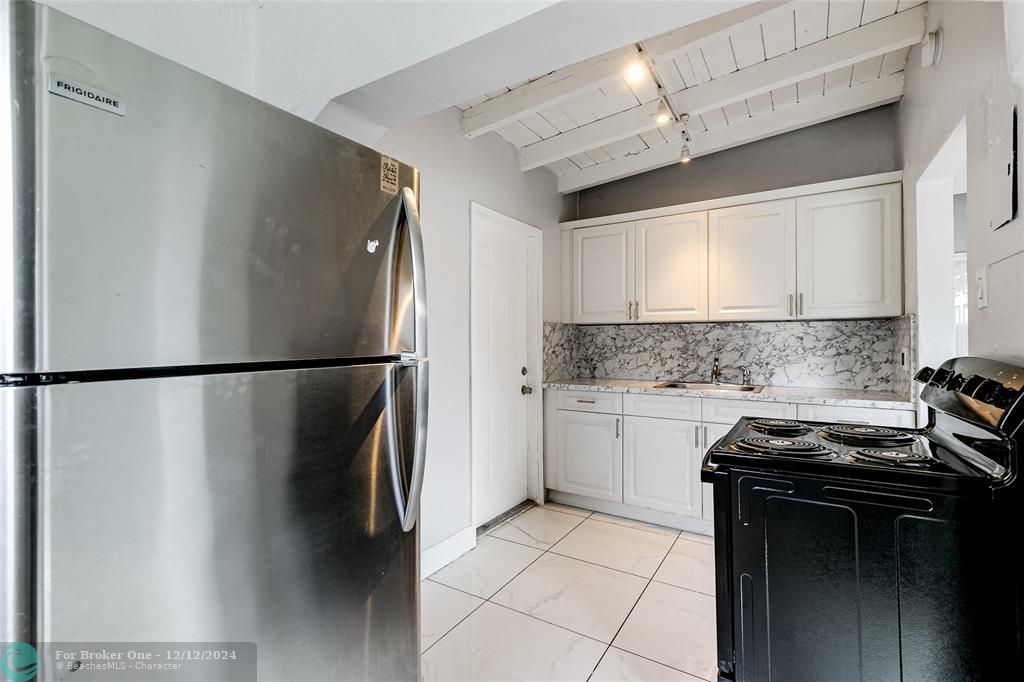 For Sale: $279,000 (2 beds, 1 baths, 614 Square Feet)