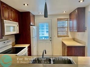 For Rent: $1,800 (1 beds, 1 baths, 847 Square Feet)