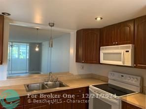 For Rent: $1,800 (1 beds, 1 baths, 847 Square Feet)