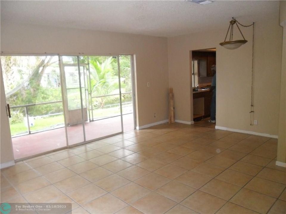 For Sale: $1,600 (1 beds, 1 baths, 2075 Square Feet)