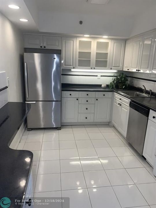 For Rent: $3,000 (2 beds, 2 baths, 1150 Square Feet)