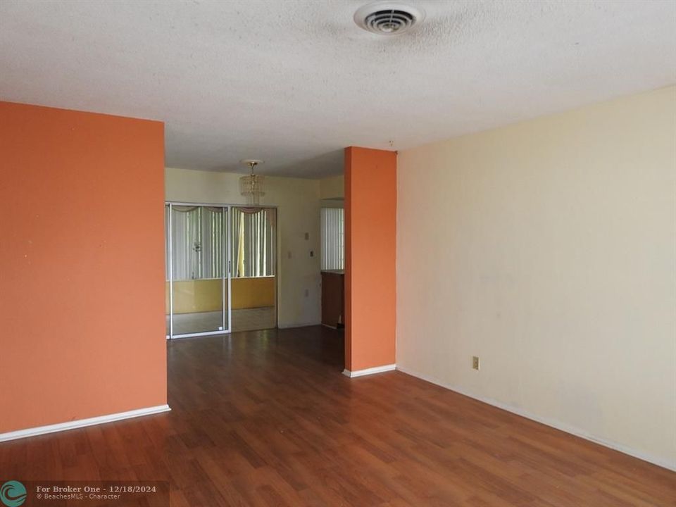 For Sale: $245,000 (2 beds, 1 baths, 1213 Square Feet)