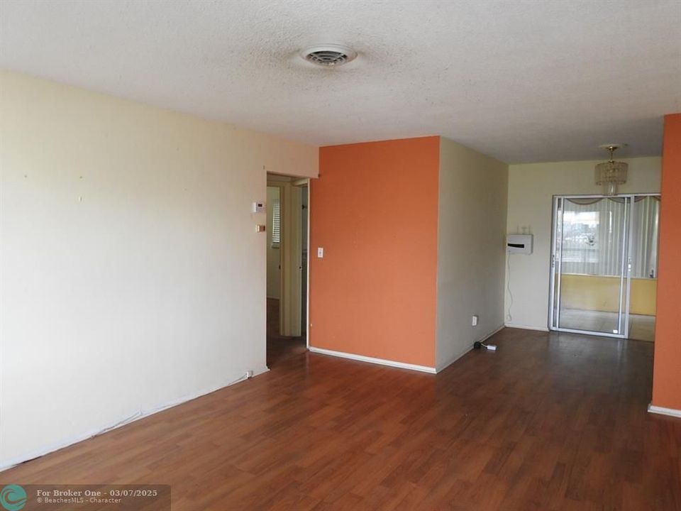 For Sale: $245,000 (2 beds, 1 baths, 1213 Square Feet)