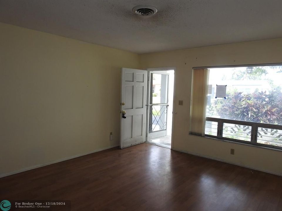 For Sale: $245,000 (2 beds, 1 baths, 1213 Square Feet)