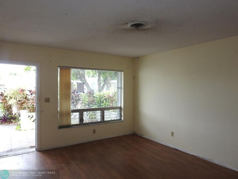 For Sale: $245,000 (2 beds, 1 baths, 1213 Square Feet)