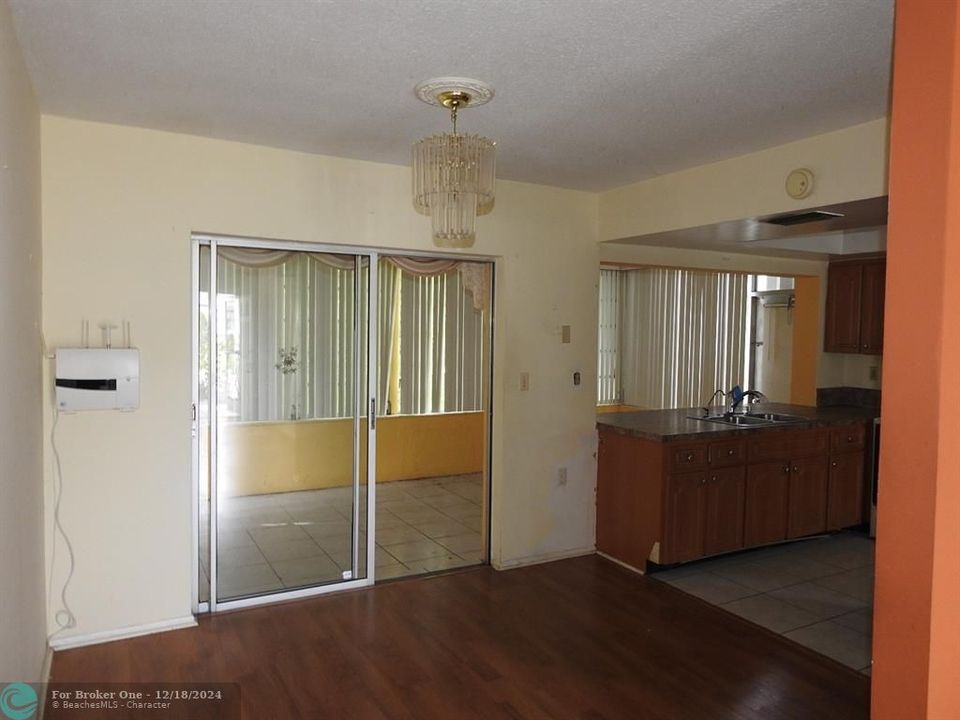 For Sale: $245,000 (2 beds, 1 baths, 1213 Square Feet)