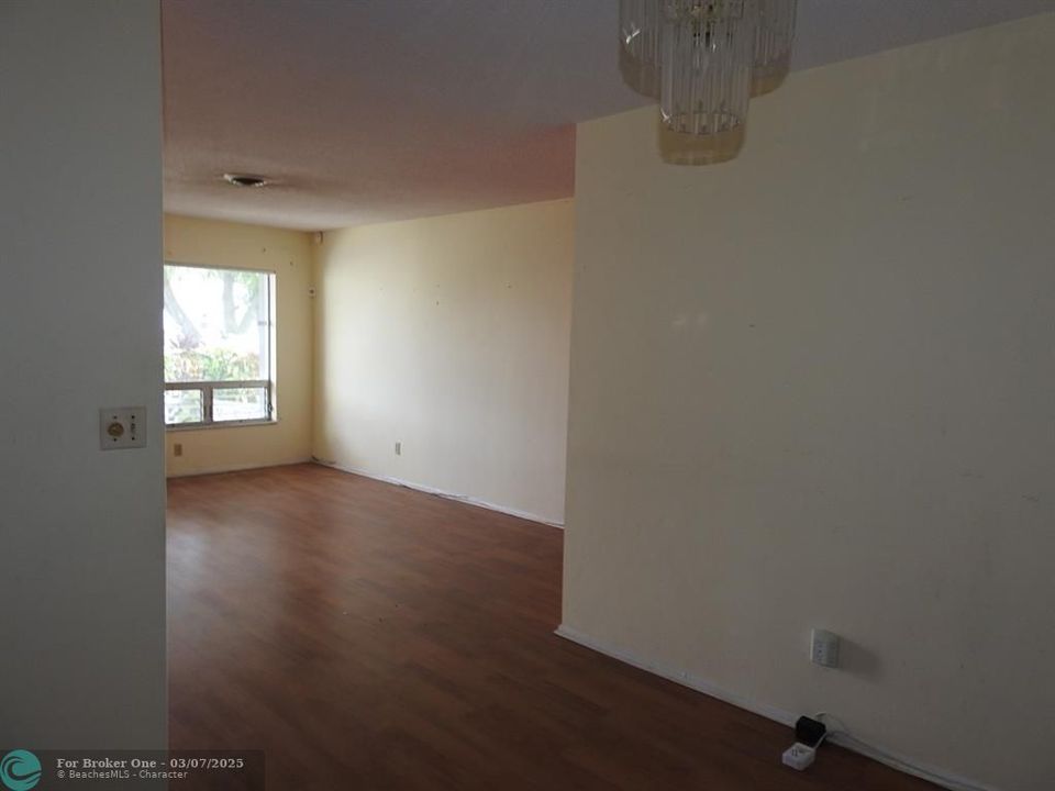 For Sale: $245,000 (2 beds, 1 baths, 1213 Square Feet)