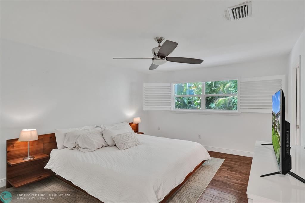 For Sale: $479,000 (2 beds, 2 baths, 960 Square Feet)