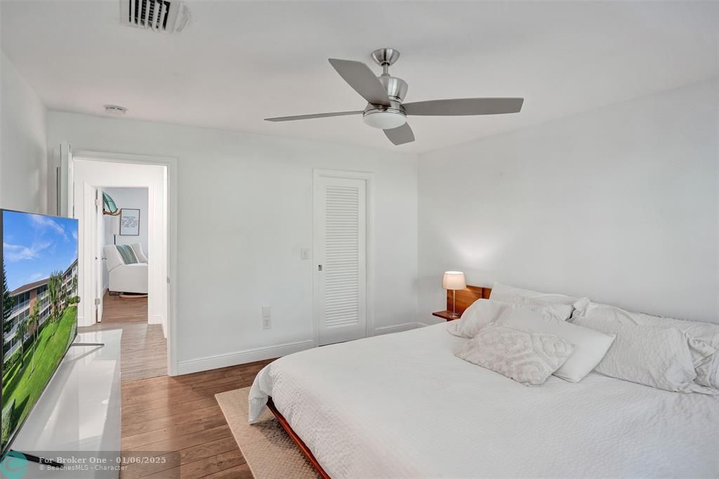 For Sale: $479,000 (2 beds, 2 baths, 960 Square Feet)