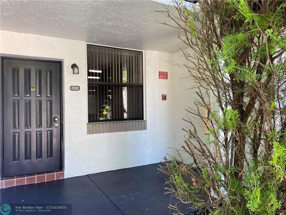 For Sale: $295,000 (2 beds, 2 baths, 937 Square Feet)