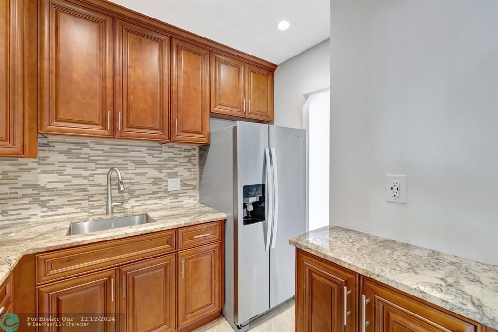 For Sale: $325,000 (2 beds, 2 baths, 850 Square Feet)