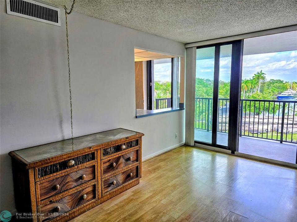 For Sale: $299,900 (1 beds, 1 baths, 900 Square Feet)