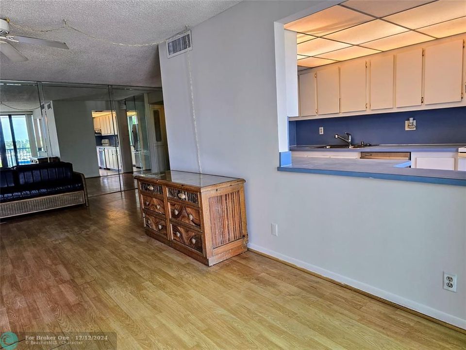 For Sale: $299,900 (1 beds, 1 baths, 900 Square Feet)