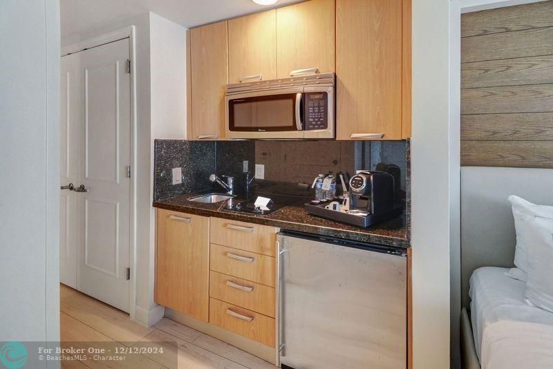 For Sale: $220,000 (1 beds, 1 baths, 533 Square Feet)