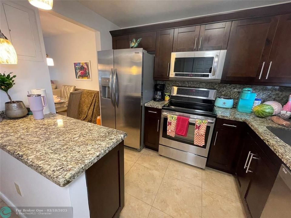 For Sale: $212,000 (2 beds, 2 baths, 850 Square Feet)