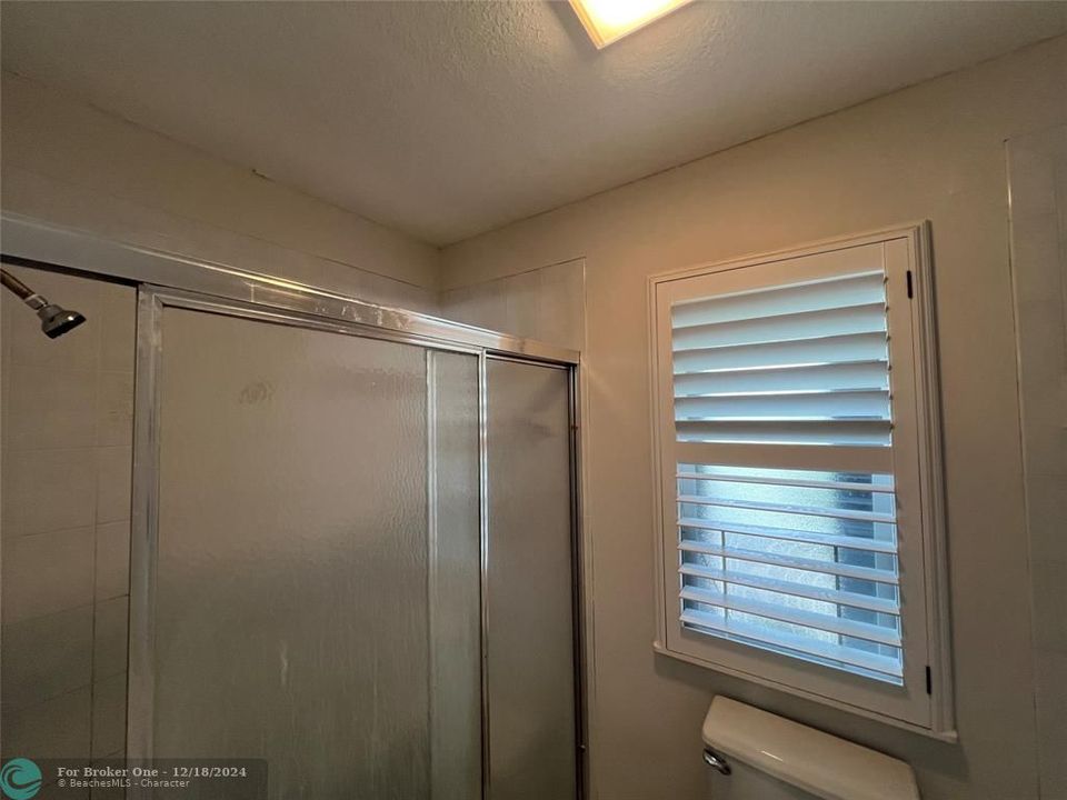 For Rent: $2,350 (4 beds, 2 baths, 1872 Square Feet)