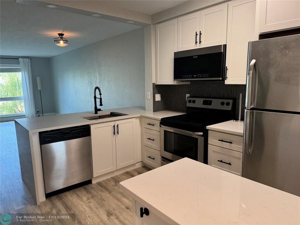 For Sale: $279,900 (2 beds, 2 baths, 770 Square Feet)