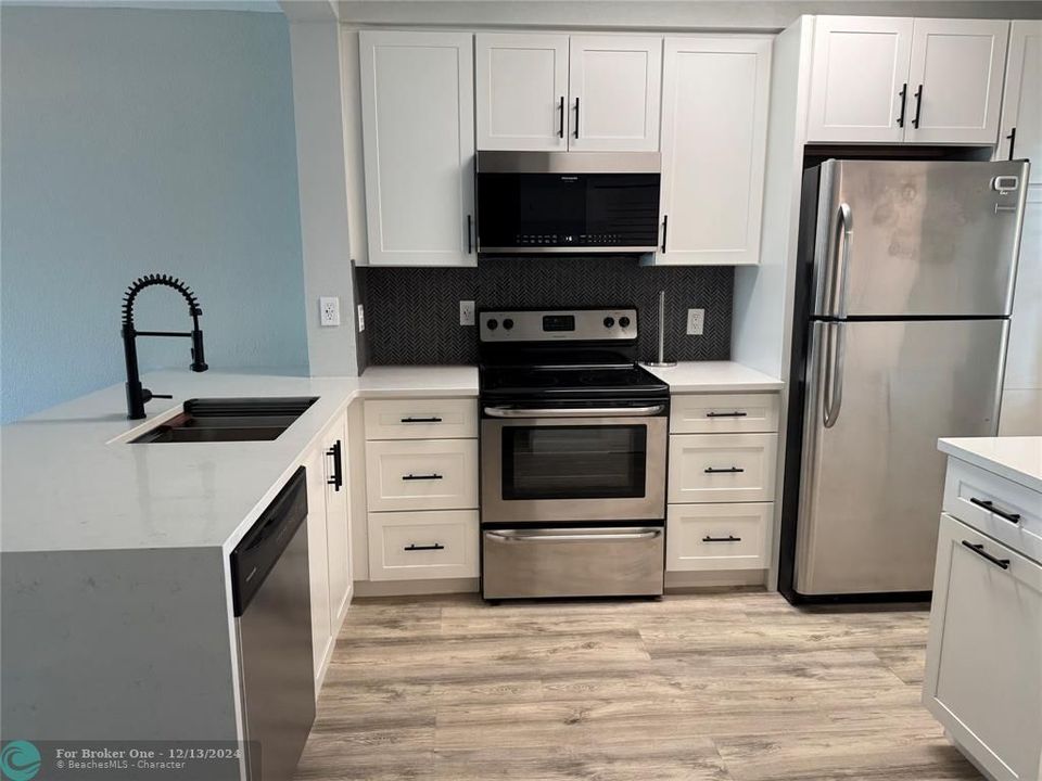 For Sale: $279,900 (2 beds, 2 baths, 770 Square Feet)