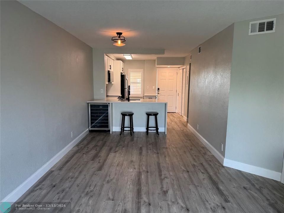 For Sale: $279,900 (2 beds, 2 baths, 770 Square Feet)