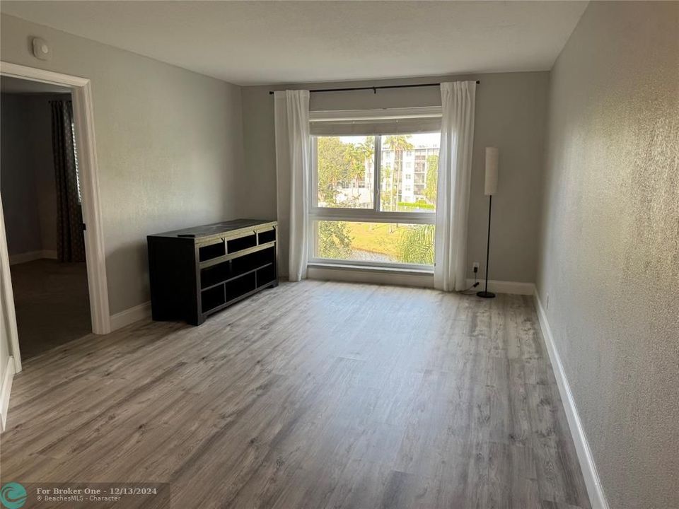 For Sale: $279,900 (2 beds, 2 baths, 770 Square Feet)