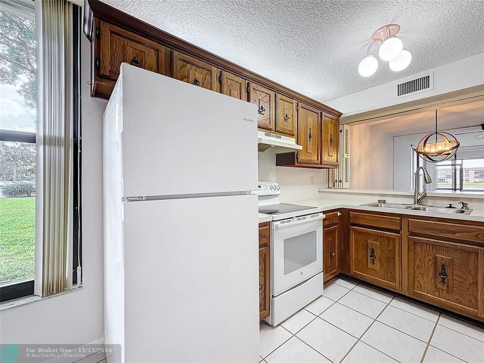 For Sale: $280,000 (2 beds, 2 baths, 1090 Square Feet)