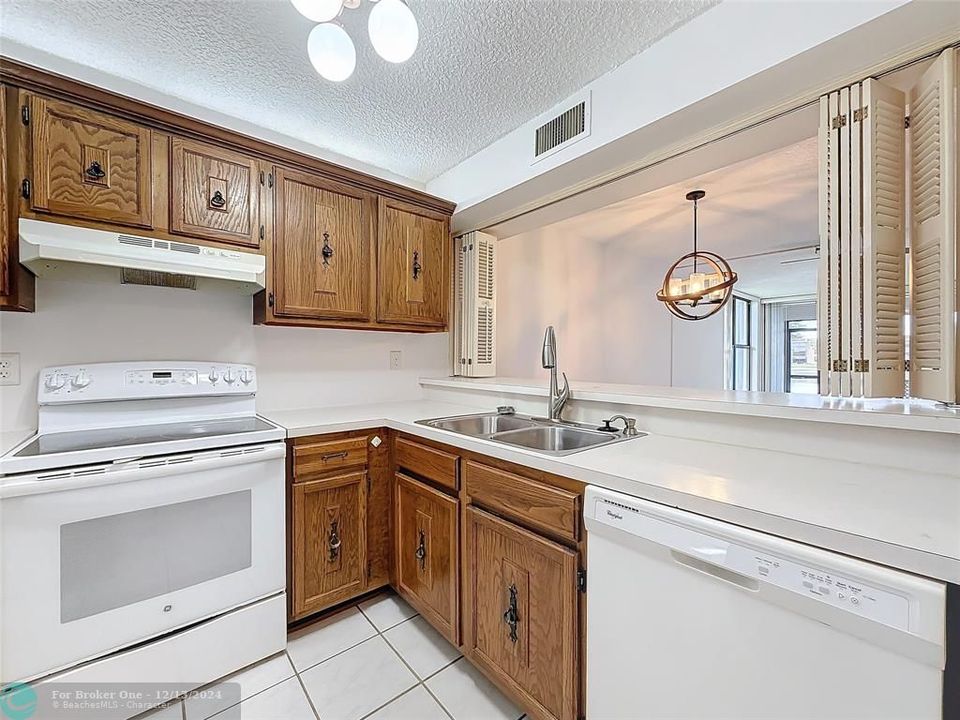 For Sale: $280,000 (2 beds, 2 baths, 1090 Square Feet)