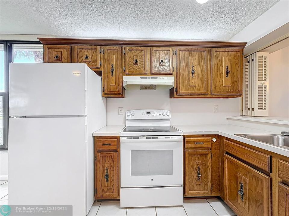 For Sale: $280,000 (2 beds, 2 baths, 1090 Square Feet)