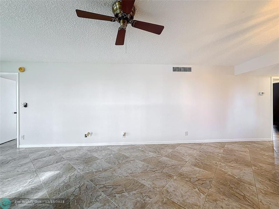 For Sale: $280,000 (2 beds, 2 baths, 1090 Square Feet)