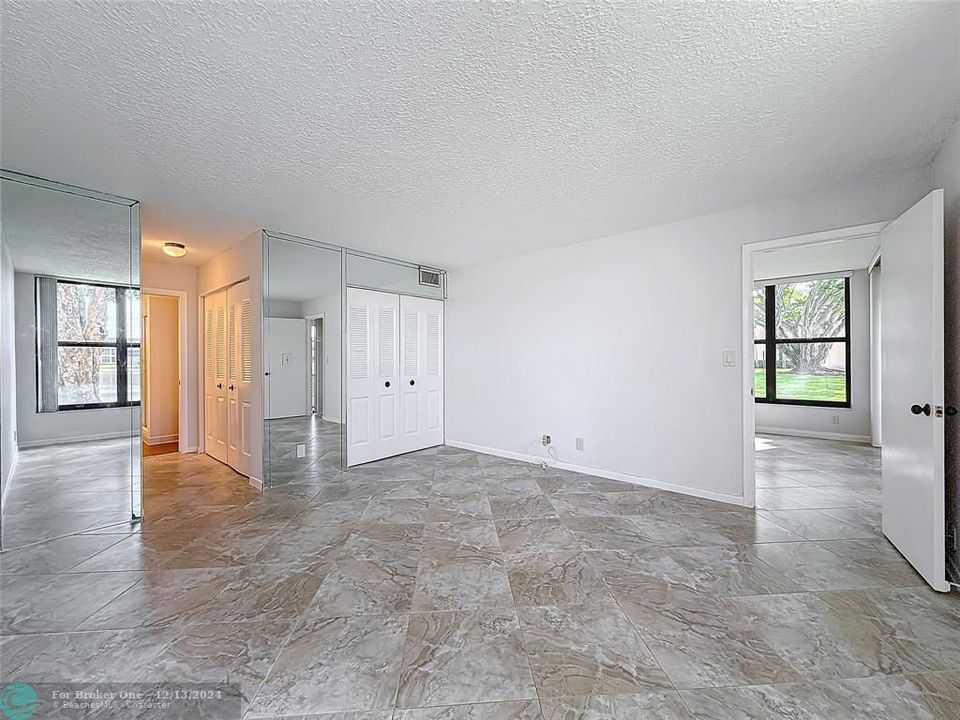 For Sale: $280,000 (2 beds, 2 baths, 1090 Square Feet)