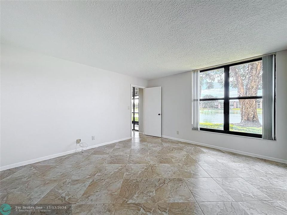 For Sale: $280,000 (2 beds, 2 baths, 1090 Square Feet)