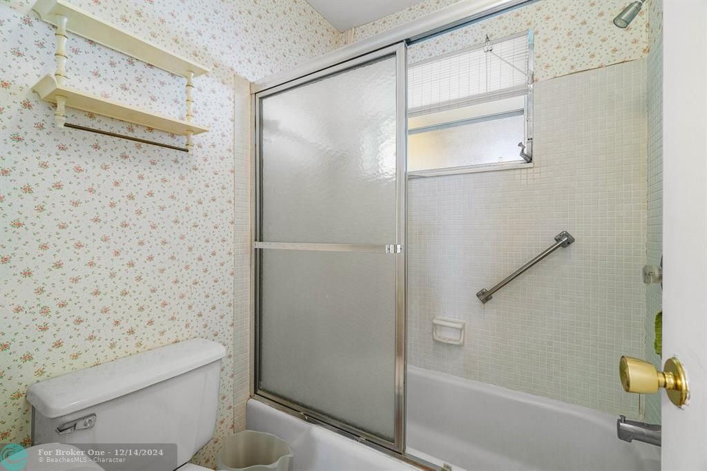 For Sale: $110,000 (1 beds, 2 baths, 994 Square Feet)