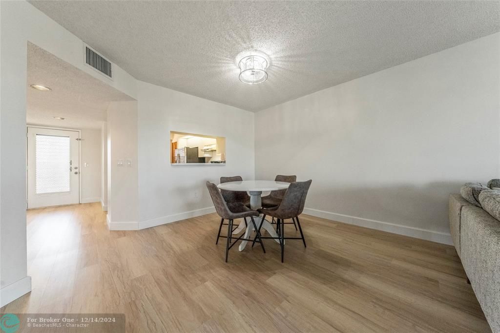 For Sale: $330,000 (2 beds, 2 baths, 1192 Square Feet)