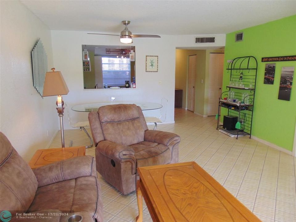 For Sale: $149,000 (2 beds, 2 baths, 1000 Square Feet)