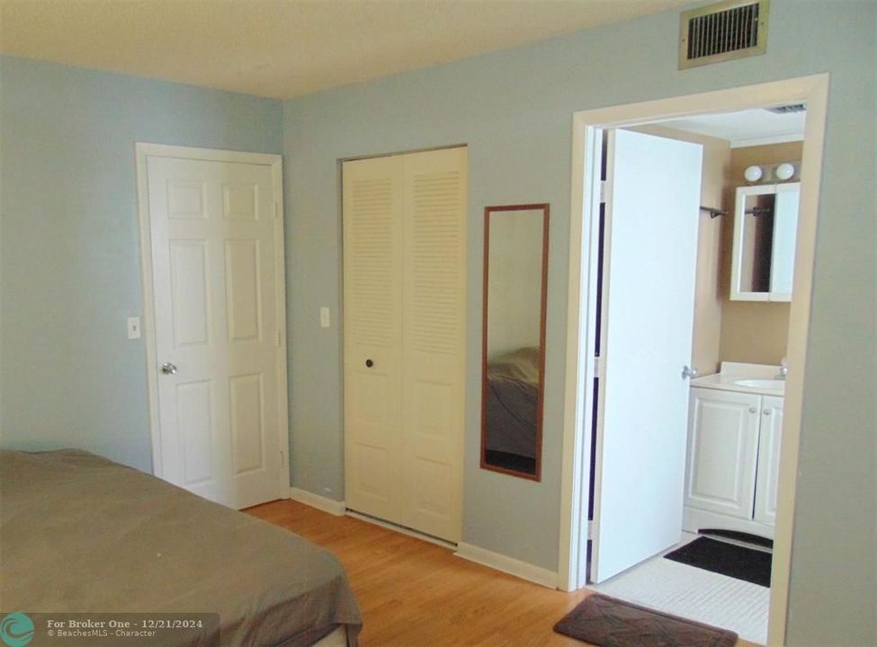 For Sale: $149,000 (2 beds, 2 baths, 1000 Square Feet)