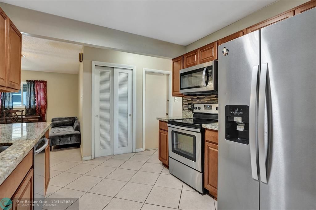 For Sale: $365,000 (2 beds, 2 baths, 1690 Square Feet)