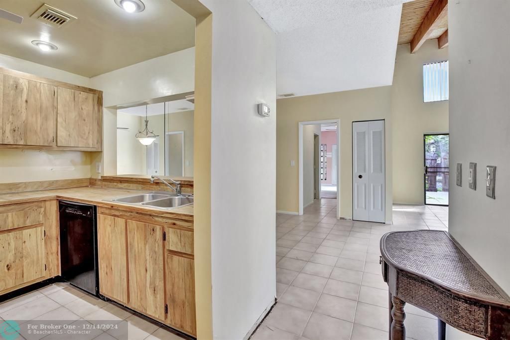 For Sale: $299,999 (2 beds, 2 baths, 1080 Square Feet)