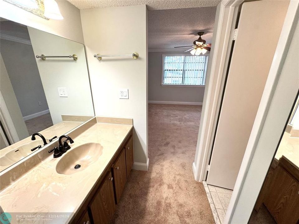 For Sale: $295,000 (2 beds, 2 baths, 1040 Square Feet)