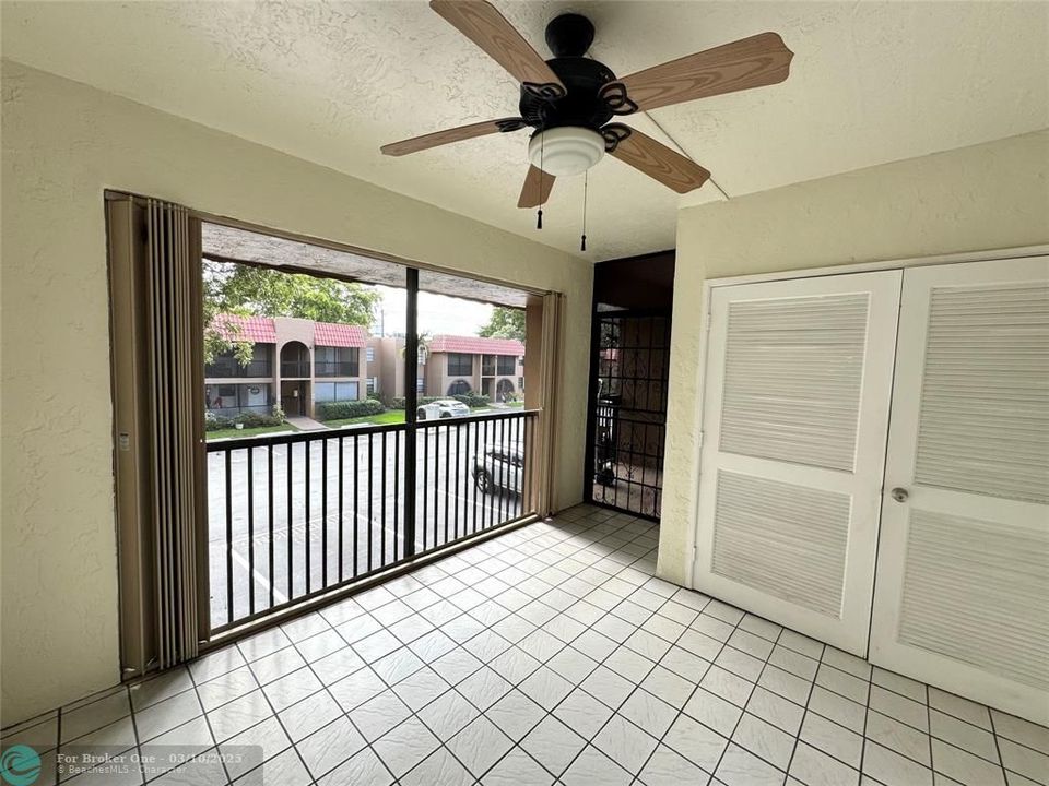 For Sale: $295,000 (2 beds, 2 baths, 1040 Square Feet)