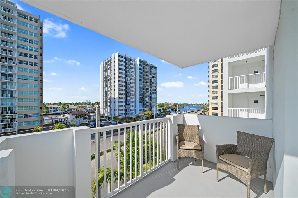 For Sale: $419,000 (2 beds, 2 baths, 1386 Square Feet)