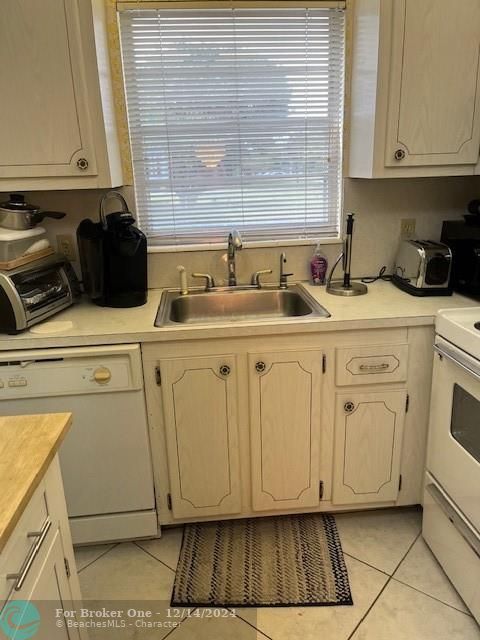 For Sale: $114,900 (1 beds, 1 baths, 703 Square Feet)