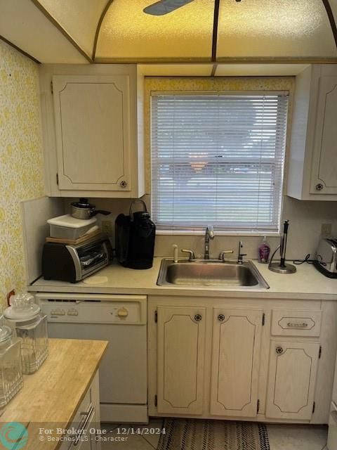 For Sale: $114,900 (1 beds, 1 baths, 703 Square Feet)