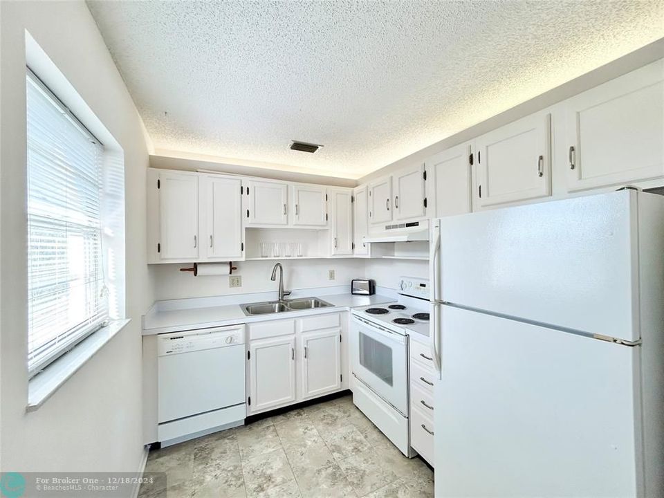 For Sale: $99,900 (1 beds, 1 baths, 750 Square Feet)