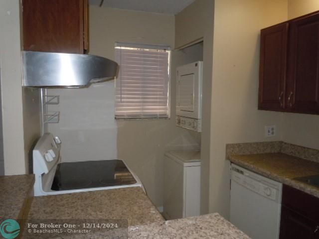 For Sale: $300,000 (2 beds, 2 baths, 887 Square Feet)