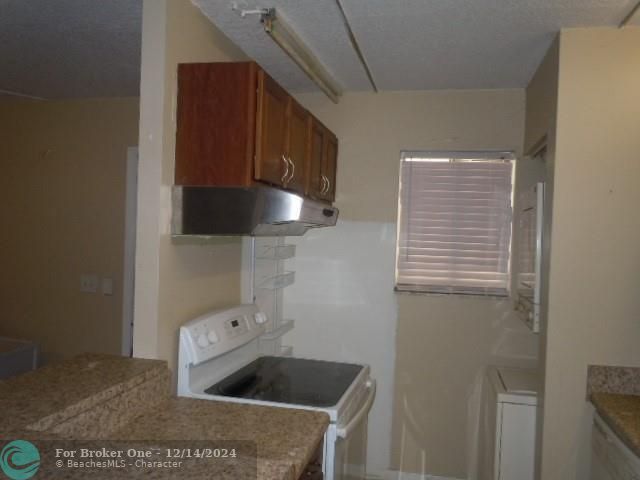 For Sale: $300,000 (2 beds, 2 baths, 887 Square Feet)