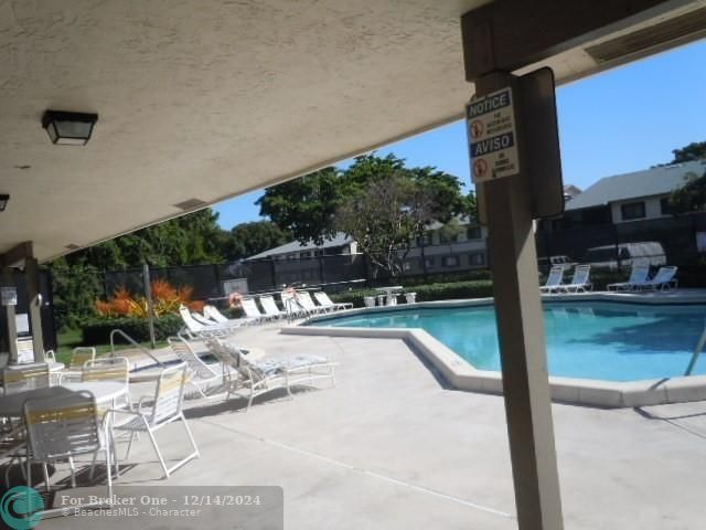 For Sale: $300,000 (2 beds, 2 baths, 887 Square Feet)