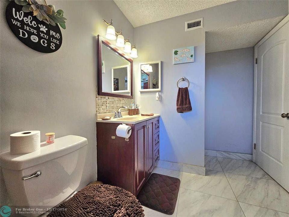 For Sale: $199,000 (1 beds, 1 baths, 862 Square Feet)