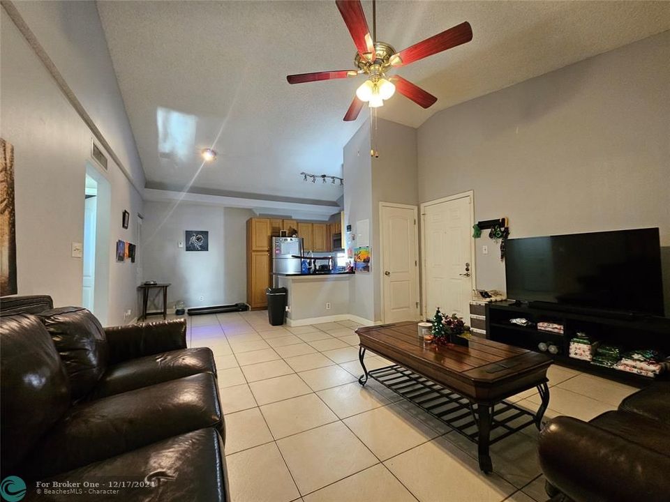 For Sale: $199,000 (1 beds, 1 baths, 862 Square Feet)