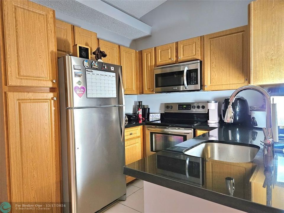 For Sale: $199,000 (1 beds, 1 baths, 862 Square Feet)